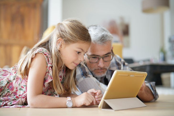 Tomar medicina con las manos en la masa Artefacto Infancia: 10 consejos para realizar un uso seguro y saludable de internet :  BILIB